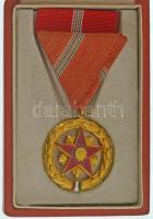 1957. "Szocialista Munkáért Érdemérem" zománcozott fém kitüntetés mellszalagon, szalagsávval, Rákosi-címeres tokban T:AU patina NMK 604.