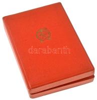 1957. "Szocialista Munkáért Érdemérem" zománcozott fém kitüntetés mellszalagon, szalagsávv...