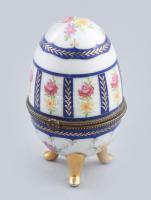 Limoges porcelán tojás. Kézzel festett, jelzett, hibátlan, belül is festett, réz kerettel. 10 cm