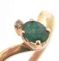 Arany (Au) 18K gyűrű természetes smaragddal, 0,3 ct, gyémánttal, ca. 0,01 ct, modern briliáns, jelze...