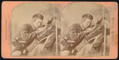 cca 1890 Sztereofotó, levelet ír a katona a lövészárokban, vintage fotó, foltos, 8,9x17,5 cm