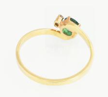 Arany (Au) 18K gyűrű természetes smaragddal, 0,3 ct, gyémánttal, ca. 0,01 ct, modern briliáns, jelze...