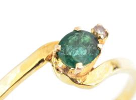 Arany (Au) 18K gyűrű természetes smaragddal, 0,3 ct, gyémánttal, ca. 0,01 ct, modern briliáns, jelze...