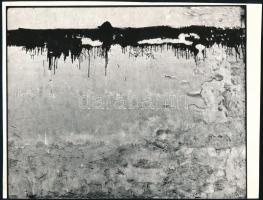 1986 Pataki Gábor: A fal című feliratozott, aláírt, vintage fotóművészeti alkotása, ezüst zselatinos fotópapíron, 19,3x25,2 cm