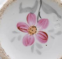 Komacsésze, kézzel festett virágmintával, jelzett, kis kopással, d: 10,5 cm, m: 7 cm