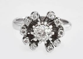 18 K fehérarany gyűrű 11 db gyémánttal. 0,4 c VVS1-VS, F-G, 0,55c VS1-SI G-H Br 5,4 g, m: 53 Certifi...