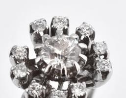 18 K fehérarany gyűrű 11 db gyémánttal. 0,4 c VVS1-VS, F-G, 0,55c VS1-SI G-H Br 5,4 g, m: 53 Certifi...