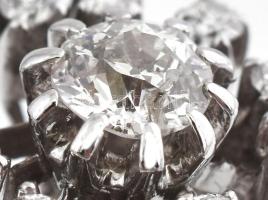 18 K fehérarany gyűrű 11 db gyémánttal. 0,4 c VVS1-VS, F-G, 0,55c VS1-SI G-H Br 5,4 g, m: 53 Certifi...