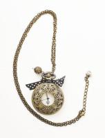 Dekoratív fémtokos zsebóra, működő kvarc szerkezettel, nyakláncként hordható lánccal, d: 45 mm, h: 80 cm