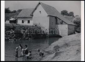 cca 1935 Kinszki Imre (1901-1945) budapesti fotóművész hagyatékából 1 db modern nagyítás (Fürdőzők egy börzsönyi vízimalom közelében), jelzés nélkül, 15x21 cm