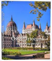 Bencsik András: Összetartozunk: Magyarország 2010-2020. A felemelkedés krónikája. Főszerk.: - -. Bp., 2020,Artamondo Kiadó. Gazdag képanyaggal illusztrált. Kiadói kartonált papírkötés, kiadói papír védőborítóban.