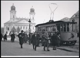 cca 1955 Debrecen, a Bika szálló és Nyulas között közlekedő 5-ös villamos, Kotnyek Antal (1921-1990) budapesti fotóriporter hagyatékából 1 db modern nagyítás, jelzés nélkül, 15x21 cm