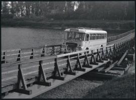 cca 1960 Csongrád, autóbusz átkelése a Tiszán, a csongrádi fahídon, Lőcsei Árpád (?-?) hagyatékából 1 db modern nagyítás, jelzés nélkül, 15x21 cm