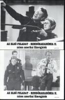 1985 ,,Az első feladat - Rendőrakadémia II." című amerikai filmvígjáték jelenetei és szereplői, 9 db produkciós filmfotó (vitrinfotó, lobbyfotó) nyomdatechnikával sokszorosítva, egyoldalas nyomással, a használatból eredő (esetleges) kisebb hibákkal, 18x24 cm