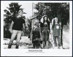 1990 ,,Madhouse" című amerikai film egy jelenete, 1 db vintage produkciós filmfotó (vitrinfotó, lobbyfotó) ezüst zselatinos fotópapíron, a használatból eredő (esetleges) kisebb hibákkal, 20x25 cm