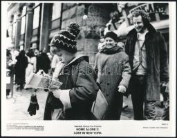 1992 ,,Home Alone 2. - Lost in New York" című amerikai film egy jelenete, 1 db vintage produkciós filmfotó (vitrinfotó, lobbyfotó) ezüst zselatinos fotópapíron, a használatból eredő (esetleges) kisebb hibákkal, 18x23,5 cm