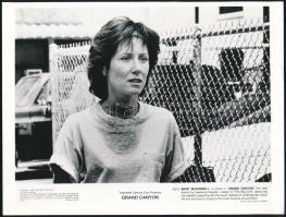 cca 1991 ,,Grand Canyon" című amerikai film egy jelenete, 1 db vintage produkciós filmfotó (vitrinfotó, lobbyfotó) ezüst zselatinos fotópapíron, a használatból eredő (esetleges) kisebb hibákkal, 20x25 cm