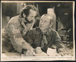 1933 ,,The Thundering Herd" című amerikai film egy jelenete, 1 db vintage produkciós filmfotó (vitrinfotó, lobbyfotó) ezüst zselatinos fotópapíron, a használatból eredő (esetleges) kisebb hibákkal, rajzlapra felragasztva, 20x24 cm