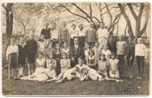 1931 Vajdahunyad, Hunedoara; gyerekek csoportja / group of children. Fitzner photo (vágott / cut)