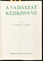 A vadászat kézikönyve. Szerk.: Dr. Sárkány Pál - Vallus Pál. Bp., 1971, Mezőgazdasági Kiadó. Első kiadás. Fekete-fehér képekkel illusztrálva. Kiadói egészvászon-kötés, foltos borítóval, volt könyvtári példány.