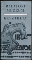 1969 Balaton Múzeum - Keszthely. Vezető a keszthelyi Balatoni Múzeum természettudományi, régészeti, történeti, néprajzi és fürdőtörténeti állandó kiállításához. Keszthely, 1969, Veszprém Megyei Múzeumok igazgatósága. Kissé kopott kiadói papírkötésben.