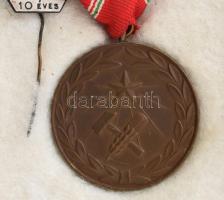 1954. "Munka Érdemérem" bronz kitüntetés eredeti mellszalagon, szalagsávval, eredeti tokba...