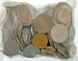 Vegyes külföldi fémpénz tétel ~1kg-os súlyban, csak Európán, USA-n és Kanadán kívüli érmékkel T:vegyes Mixed foreign coin lot (~1kg), without European, USA and Canadian coins C:mixed