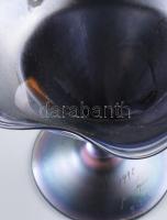 1990 feltehetően francia üvegművész: Fémlüszteres talpas üveg kínáló. Jelzett, kopással, d: 18,5 cm,...