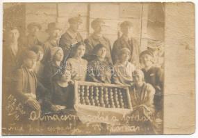 1925 Torda, Turda; Almacsomagolás a tordai raktárban, Fried Jenő csoportja / apple packaging in the warehouse. photo (vágott / cut)