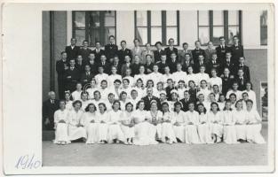 1940 Brassó, Kronstadt, Brasov; végzősök csoportja, népviselet / graduates, Transylvanian folklore. Csiszár photo (kis szakadás / small tear)