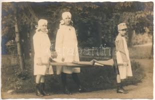 Temesvár, Timisoara; Micii brancardieri / Kis hordágyhordozók / the little stretcher bearers, Red Cross. Rechnitzer photo