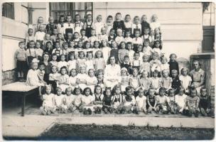 1943 Marosvásárhely, Targu Mures; gyerekek csoportja / group of children. Herczeg Károly photo (EB)