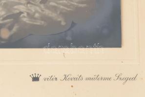 1943 Horthy repülős tiszt esküvői fotója, egyenruhában, kitüntetéssel, dísztőrrel. Nagyméretű, karto...