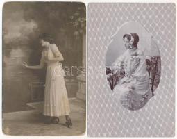 15 db RÉGI zsáner képeslap vegyes minőségben: hölgyek, szerelmes párok / 15 pre-1945 postcards in mi...