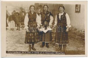 1917 Ruszkova, Visóoroszi, Ruscova (Máramaros); Ruthenische Ehrenjungfrauen bei d. Einweihung d. Conta-Ut / Rutén (ruszin) díszleányok / Ruthenian (Rusyn) Maids of Honor, Transylvanian folklore. photo (non PC) (EK)