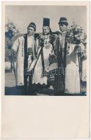 Szásztörpény, Treppen, Tarpiu; Mireasa / Braut aus Treppen mit den Bittknechten / Erdélyi házaspár. Foto orig. J. Fischer 1936. / Transylvanian married couple