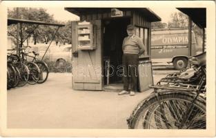 Braunschweig, Brunswick; Fahrradabstellanlage mit Parkwächter / kerékpár parkoló parkolóőrrel, háttérben Arthaus Olympia autója / bicycle parking with parking attendant, automobiles. photo