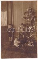 1923 Székelyudvarhely, Odorheiu Secuiesc; Karácsony, karácsonyfa gyerekekkel / Christmas, Christmas tree. photo (vágott / cut)