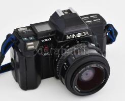 Minolta 7000 fényképezőgép, Minolta AF Zoom 35-70mm objektívvel, Minolta Revue sérült vakuval, Minol...