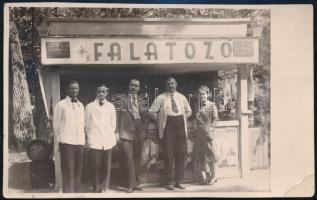 cca 1930 Falatozó fotója, BNV, a képen Mazuch Izidor vendéglőssel, fotólap, a hátoldalon jelzett (Bugesch Lajos műterméből), sarkán törésnyommal, 8x13 cm