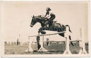 Arad, Concurs hipic / lovas verseny, díjugratás / equestrian competition, show jumping, lady with horse. Foto Popa photo