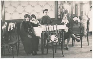 Temesvár, Timisoara; étterem belső macskával / restaurant interior with cat. Fotograf Lebanov photo