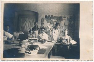 Temesvár, Timisoara; Szabóműhely, belső / Atelier de Croitorie / tailoring workshop, interior. Weitzen Desider photo (fl)