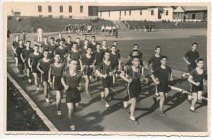 1941 Predeál, Predeal; Concursul de atletism / atlétikai verseny a stadionban / athletics competition at the stadium. photo (ragasztónyom / glue mark)