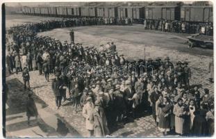 1932 Marosvásárhely, Targu Mures; cserkészek és cserkészlányok a vasútállomáson / boy and girl scouts at the railway station. Herczeg photo (EK)