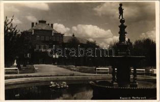 1939 Kaposvár, Horthy park, szökőkút, Berzsenyi Polgári fiú iskola. Király János fényképész kiadása