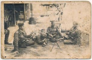 1940 Besuresti Mici (?) (Temes, Timis); román katonák gépfegyverrel / Romanian military, soldiers with machine gun. photo (EM)