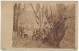 1930 Romoszhely, Romosel; vadászok vadászkutyákkal / hunters with hunting dogs. photo (fl)