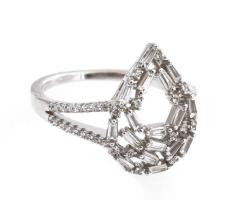 Ezüst(Ag) csepp alakú gyűrű, jelzett, méret: 56, bruttó: 3,1 g