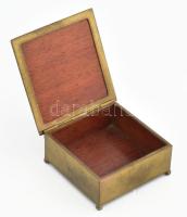 Réz emlék doboz figurális jelenettel, fa betéttel 10x10 cm